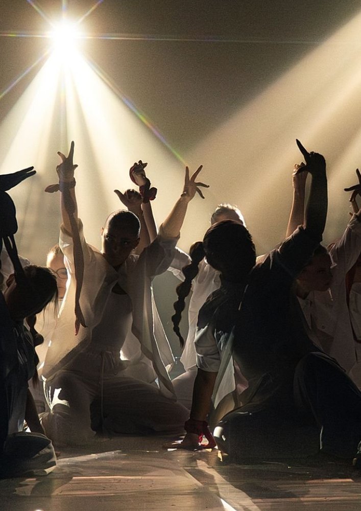 Danseurs sous les projecteurs