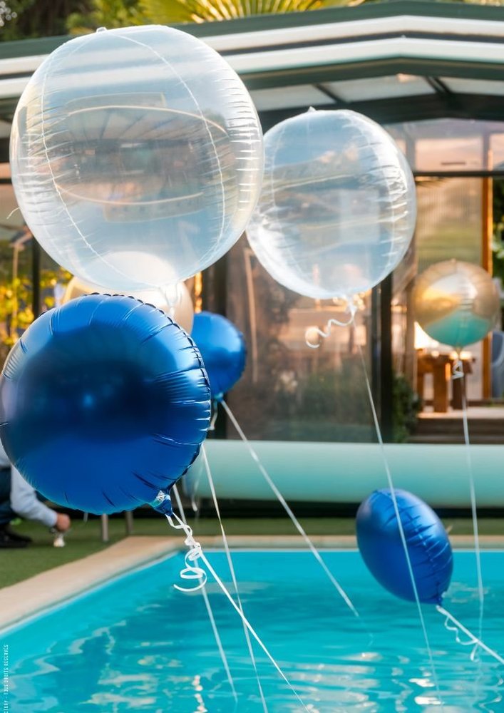 Décor ballons au bord de la piscine