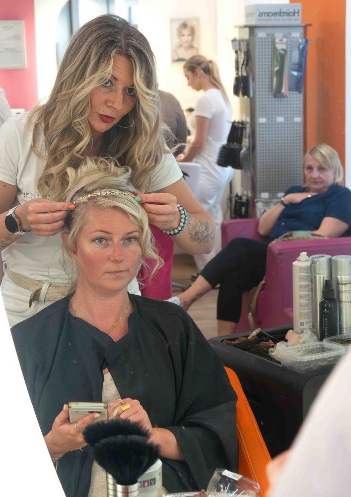 Préparatifs coiffure de la mariée